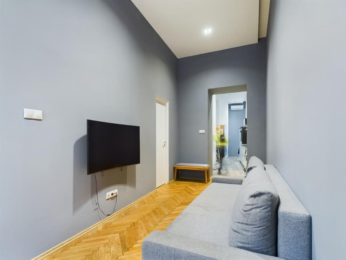 Gray Stylish Budapešť
