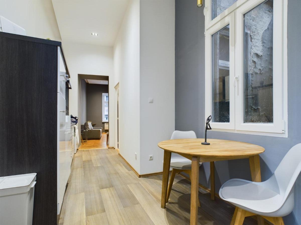 Gray Stylish Budapešť